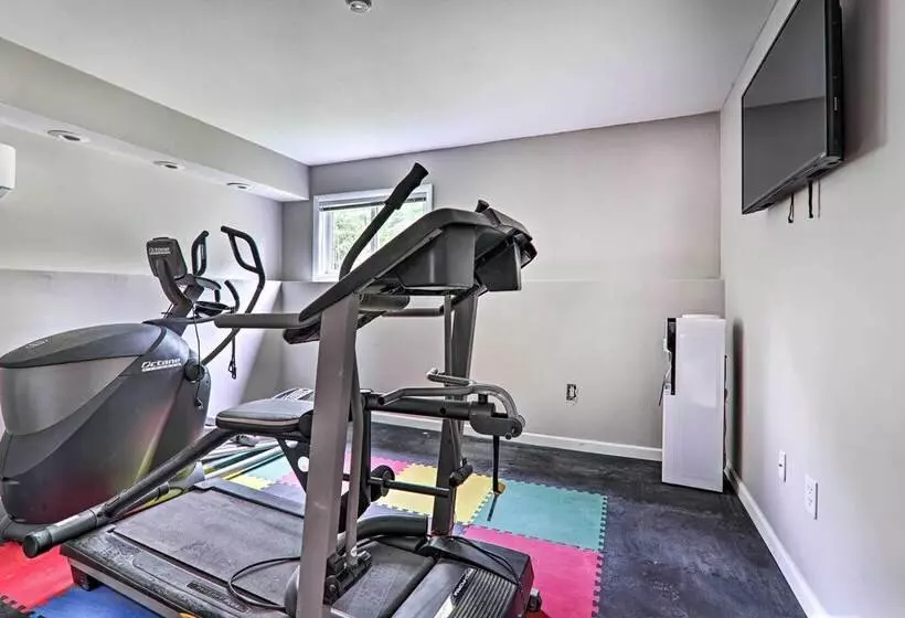 Game Room, Pool & Hot Tub: Poconos Paradise