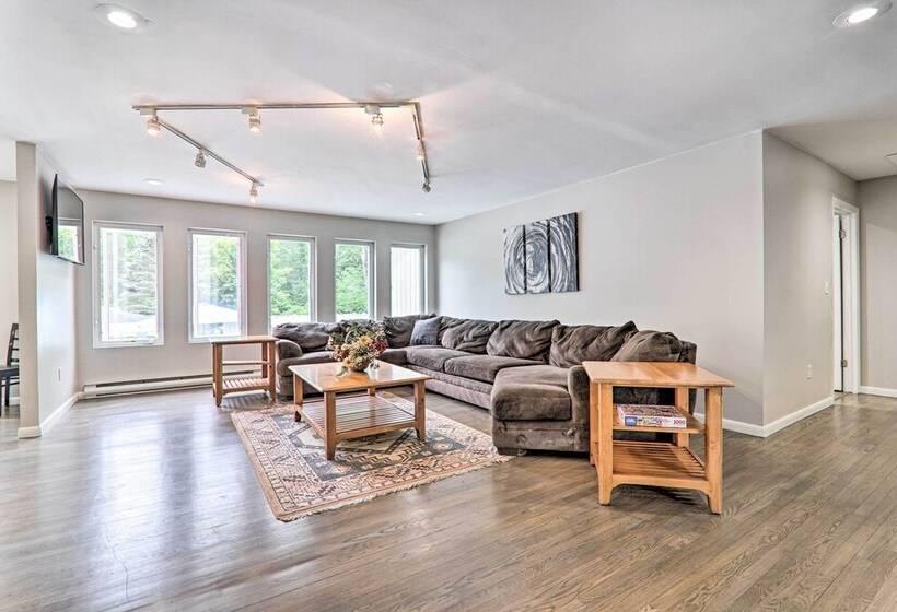 Game Room, Pool & Hot Tub: Poconos Paradise