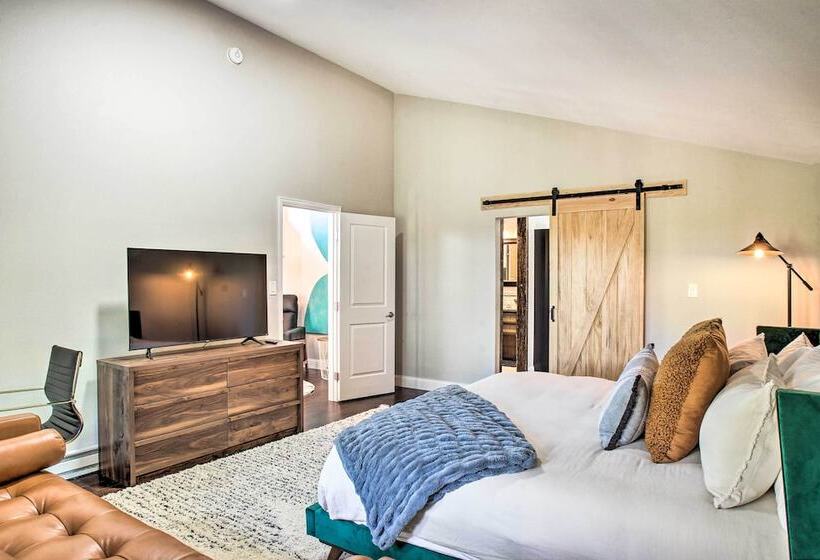 Private Evergreen Hideaway W/ Deck + Mountain View