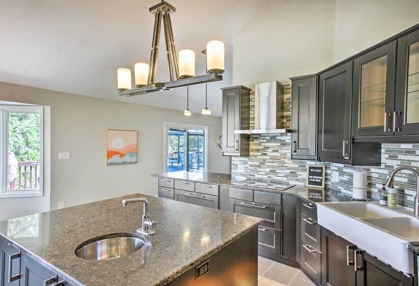 Private Evergreen Hideaway W/ Deck + Mountain View