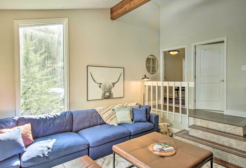 Private Evergreen Hideaway W/ Deck + Mountain View