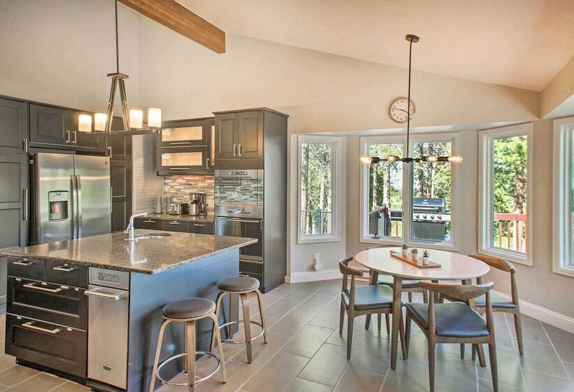 Private Evergreen Hideaway W/ Deck + Mountain View