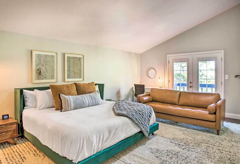 Private Evergreen Hideaway W/ Deck + Mountain View