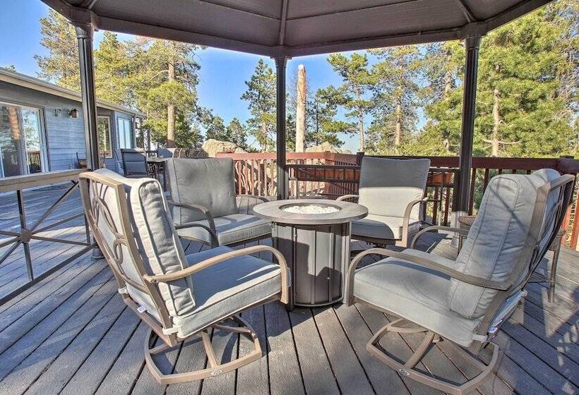 Private Evergreen Hideaway W/ Deck + Mountain View