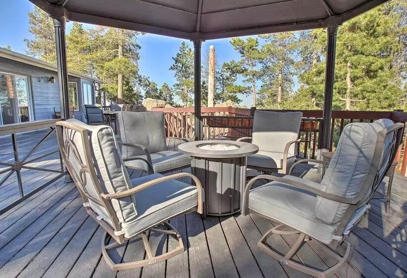 Private Evergreen Hideaway W/ Deck + Mountain View