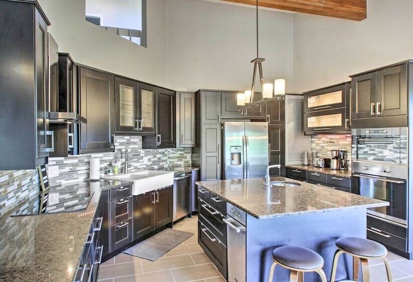 Private Evergreen Hideaway W/ Deck + Mountain View