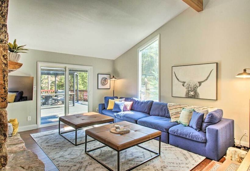 Private Evergreen Hideaway W/ Deck + Mountain View