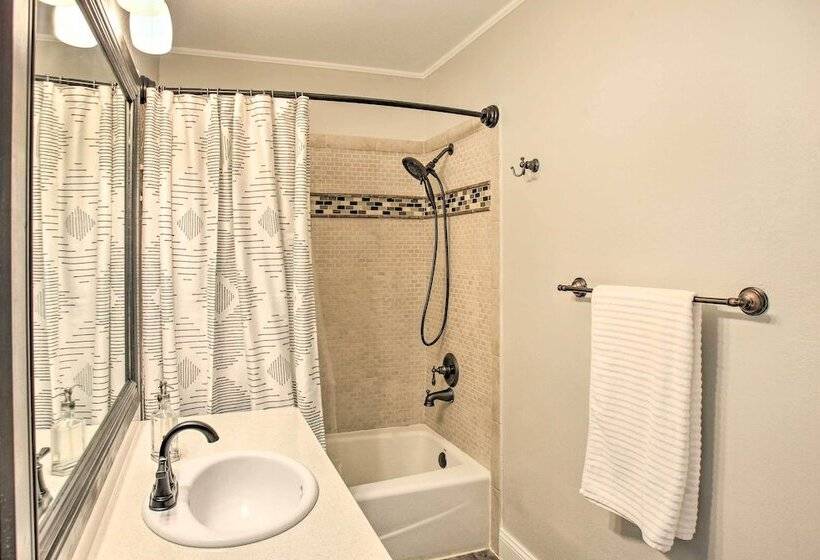 Private Evergreen Hideaway W/ Deck + Mountain View