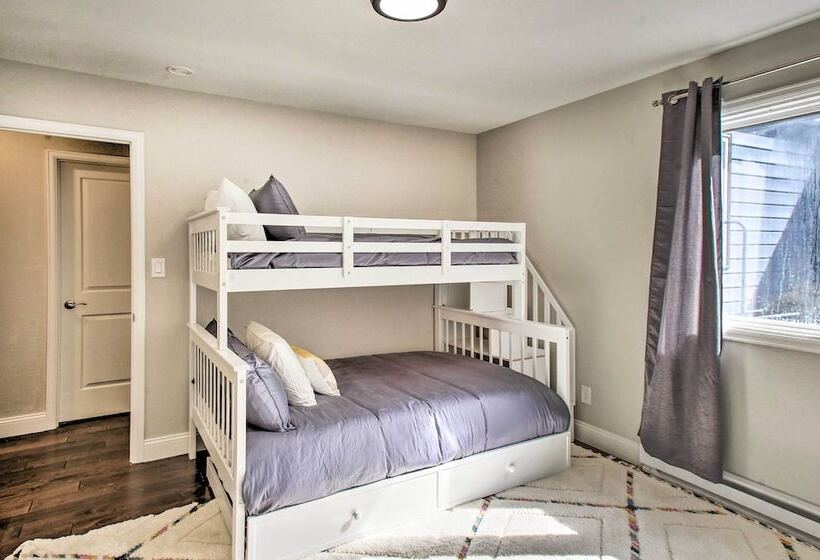 Private Evergreen Hideaway W/ Deck + Mountain View