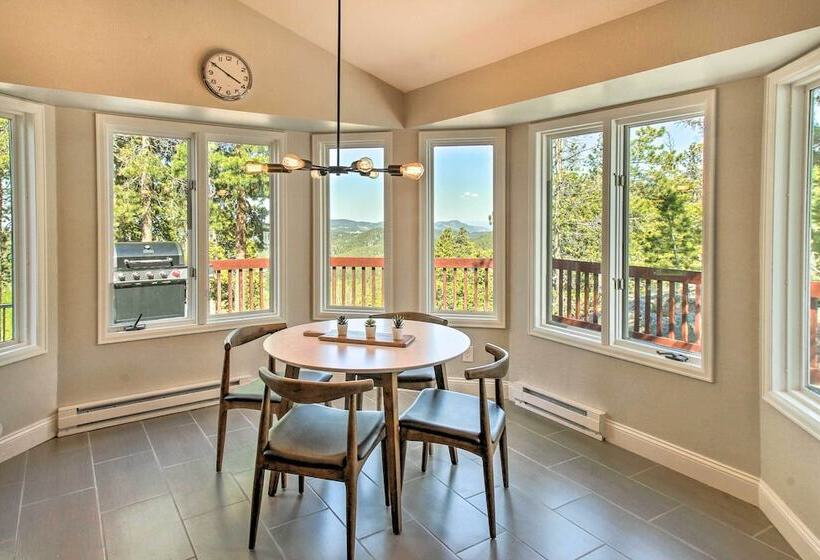 Private Evergreen Hideaway W/ Deck + Mountain View