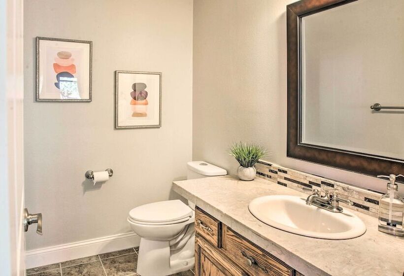 Private Evergreen Hideaway W/ Deck + Mountain View