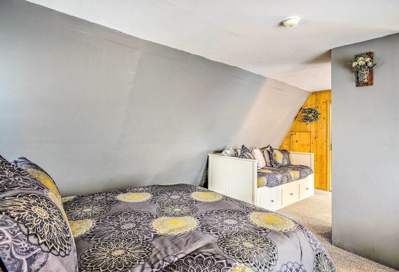 Rustic A Frame Hideout Near National Monument!