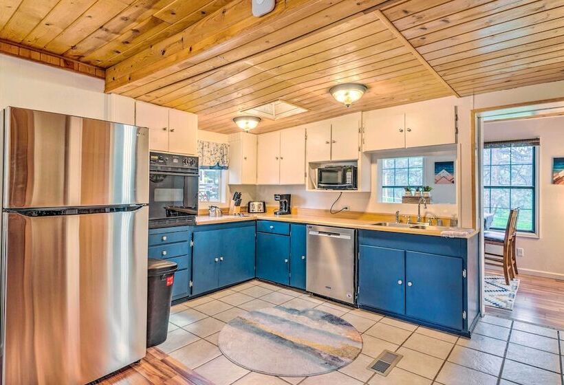 Rustic A Frame Hideout Near National Monument!