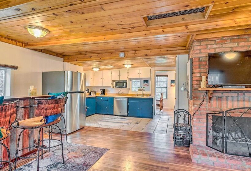 Rustic A Frame Hideout Near National Monument!