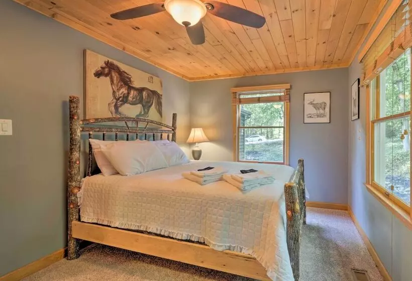 Secluded Leesburg Retreat W/ Private Hot Tub!