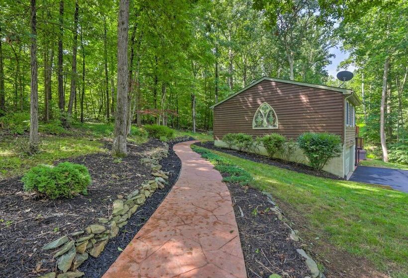Secluded Leesburg Retreat W/ Private Hot Tub!