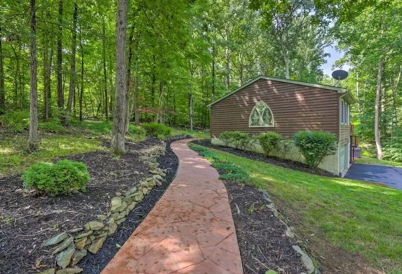 Secluded Leesburg Retreat W/ Private Hot Tub!