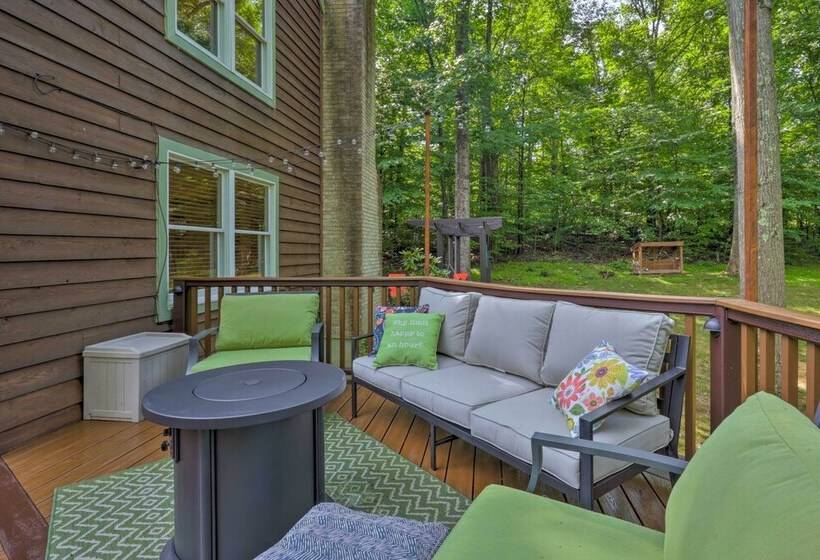 Secluded Leesburg Retreat W/ Private Hot Tub!