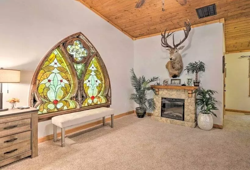 Secluded Leesburg Retreat W/ Private Hot Tub!