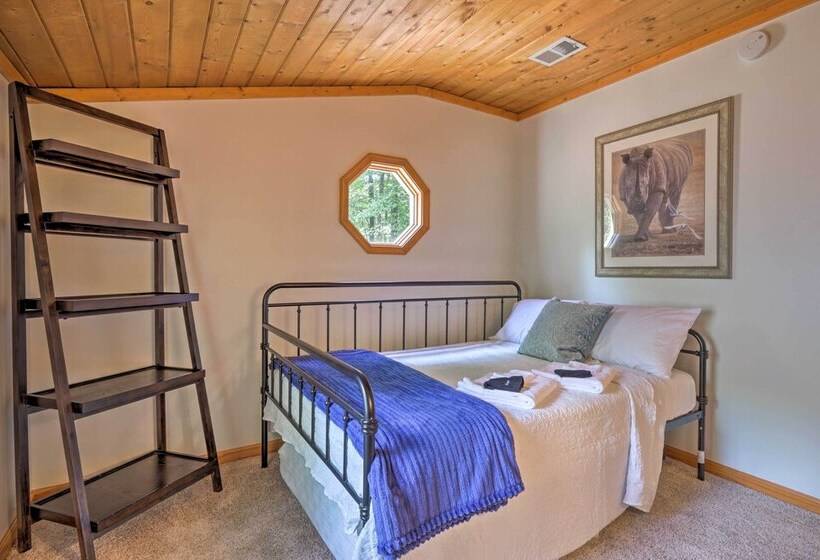 Secluded Leesburg Retreat W/ Private Hot Tub!