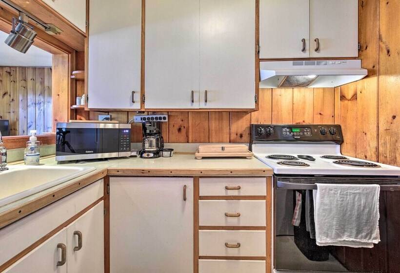 Serene Woodruff Cottage: Lakefront Access!