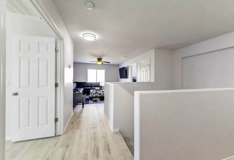 Spacious Arizona Home: Pool, 9 Mi To San Tan Mtn