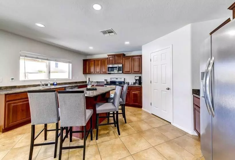 Spacious Arizona Home: Pool, 9 Mi To San Tan Mtn