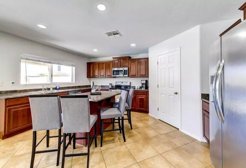 Spacious Arizona Home: Pool, 9 Mi To San Tan Mtn
