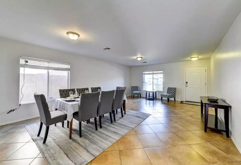 Spacious Arizona Home: Pool, 9 Mi To San Tan Mtn