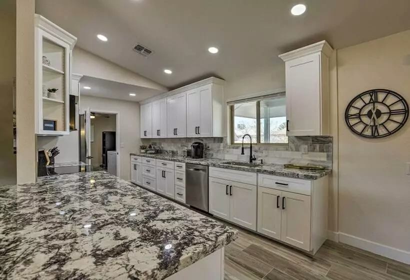 Sun City West Vacation Home W/ Putting Green!