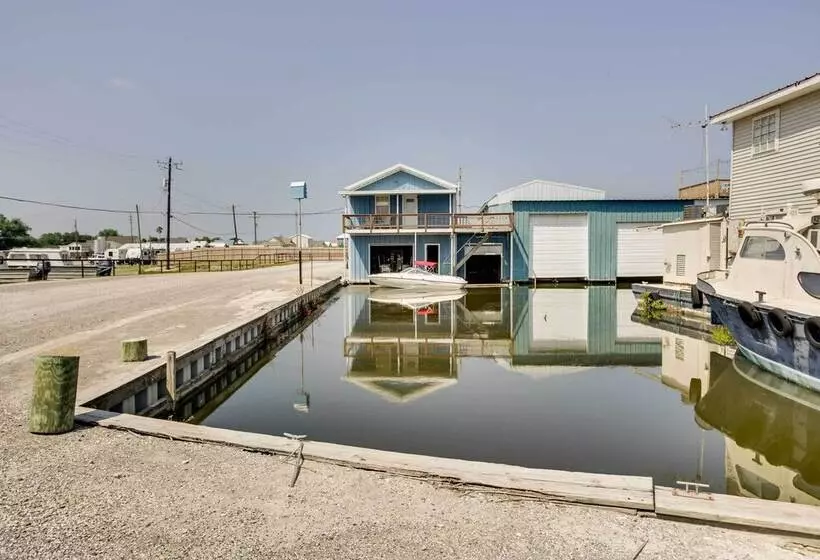 Dularge Grand Villa   Steps To Marina + Fishing!