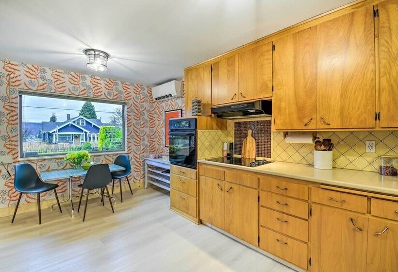 Walkable Downtown Poulsbo Vacation Rental!