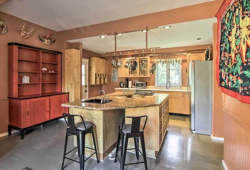 1915 Historic Cambridge Property W/ Fire Pit!