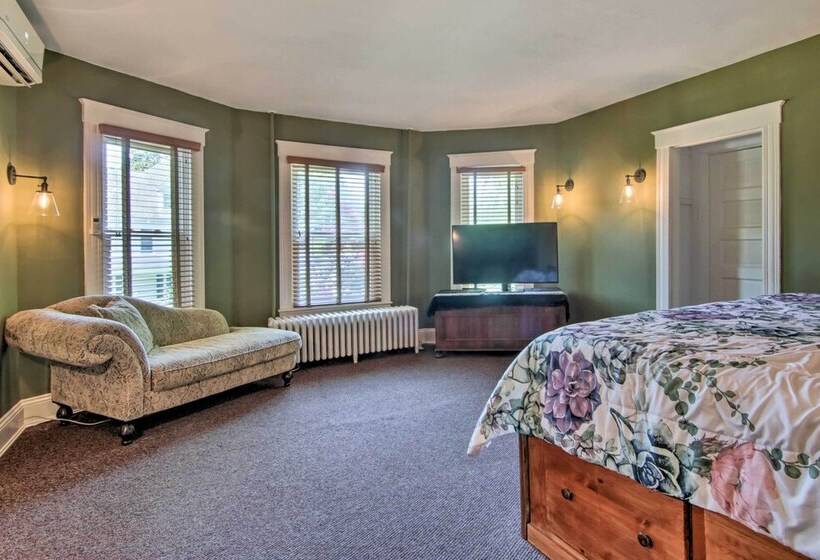 1915 Historic Cambridge Property W/ Fire Pit!