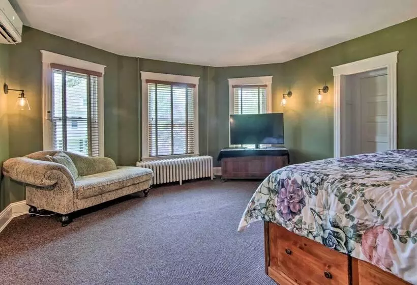 1915 Historic Cambridge Property W/ Fire Pit!