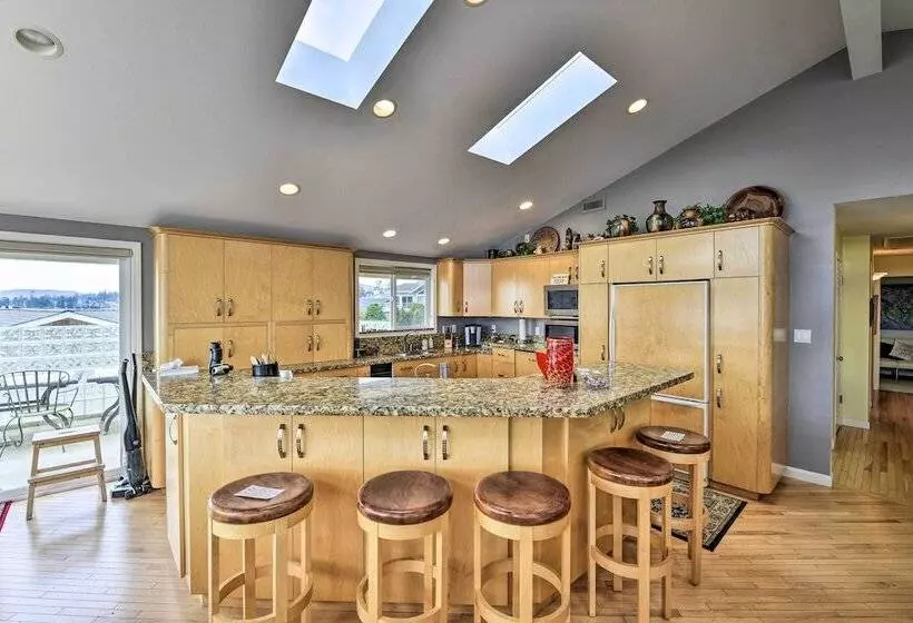 Anacortes Paradise Vacation Rental W/ Water Views!