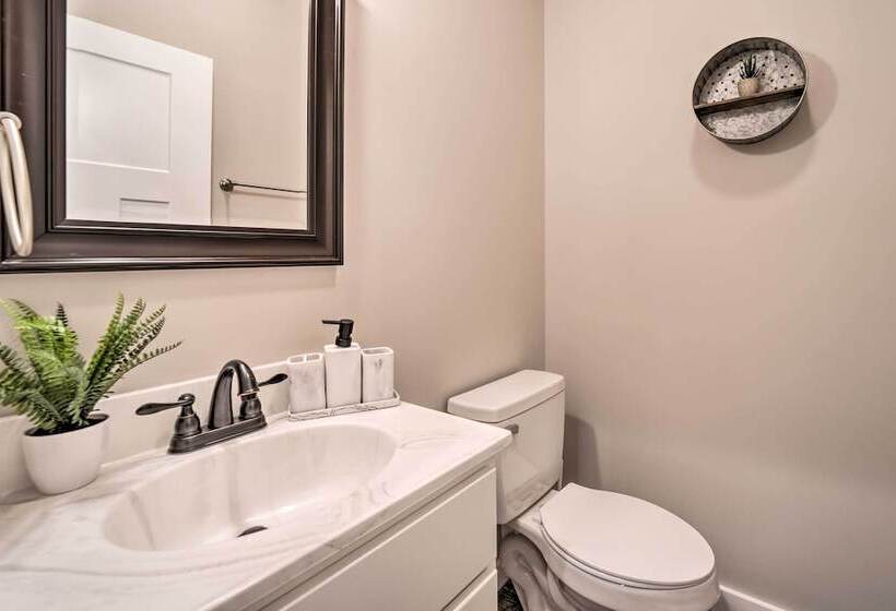 Asheville Area Hideaway W/ Hot Tub + Deck!