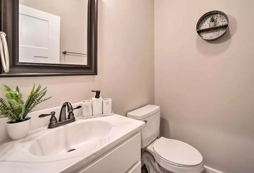 Asheville Area Hideaway W/ Hot Tub + Deck!