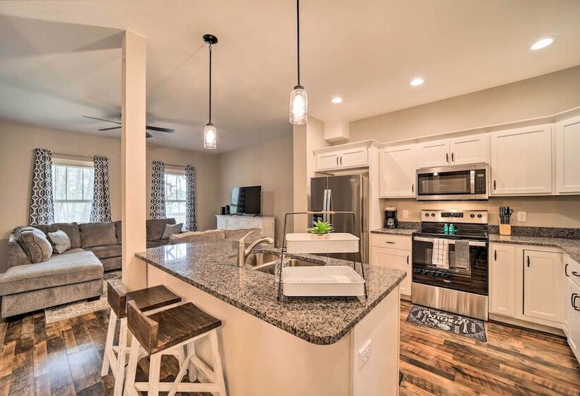 Asheville Area Hideaway W/ Hot Tub + Deck!