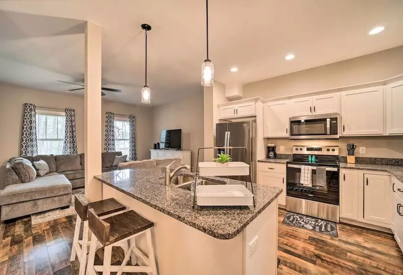 Asheville Area Hideaway W/ Hot Tub + Deck!