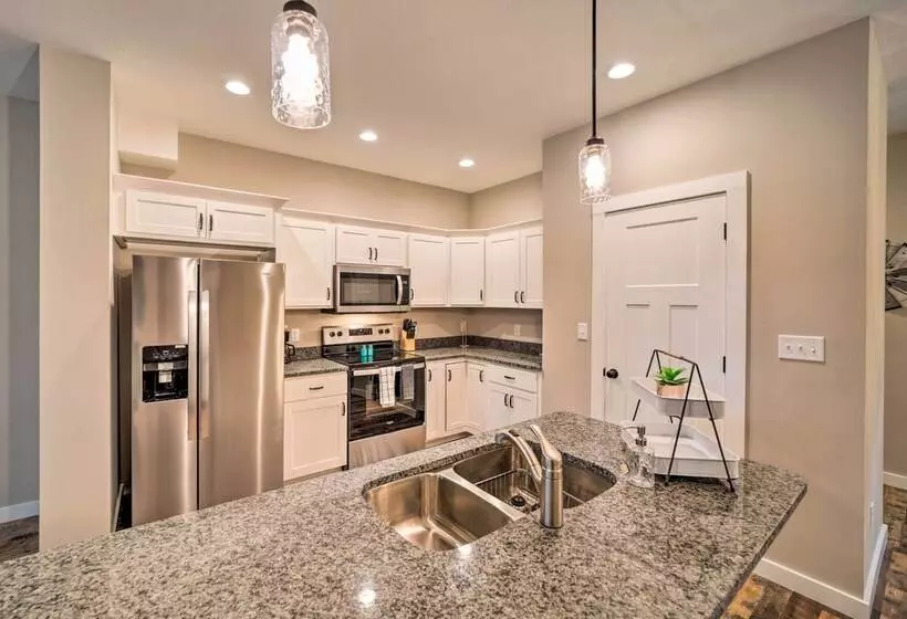 Asheville Area Hideaway W/ Hot Tub + Deck!