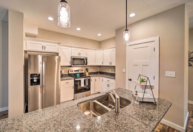 Asheville Area Hideaway W/ Hot Tub + Deck!