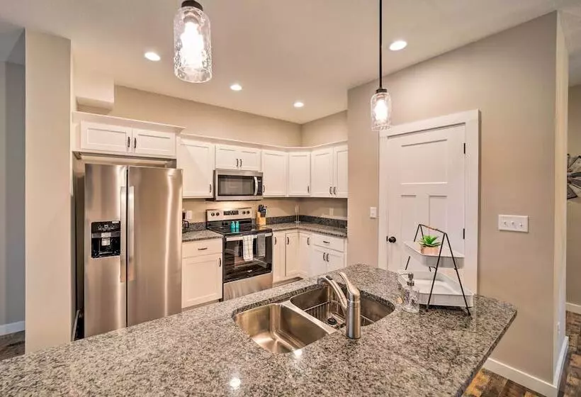 Asheville Area Hideaway W/ Hot Tub + Deck!