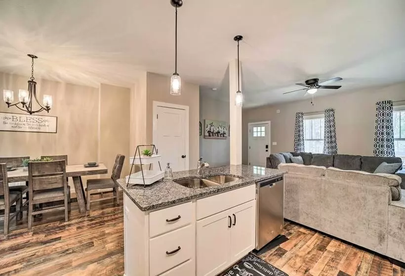 Asheville Area Hideaway W/ Hot Tub + Deck!