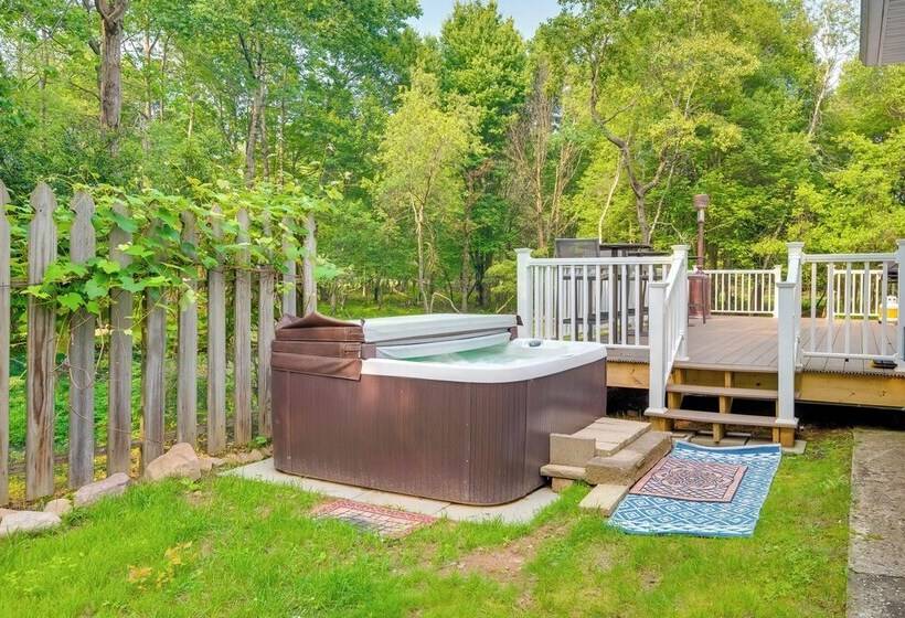 Beautiful Effort Escape W/ Private Hot Tub!