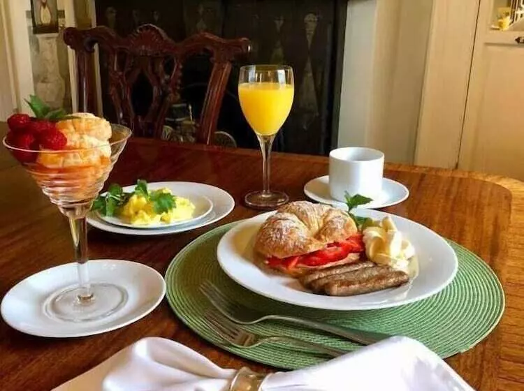 تختخواب و صبحانه Catherine Ward House Inn