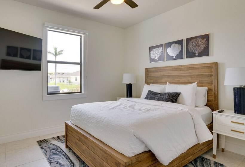 Pool & Gulf Access Canal: Chic Cape Coral Home!