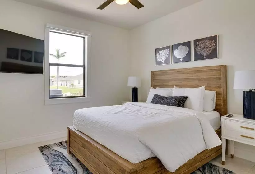 Pool & Gulf Access Canal: Chic Cape Coral Home!