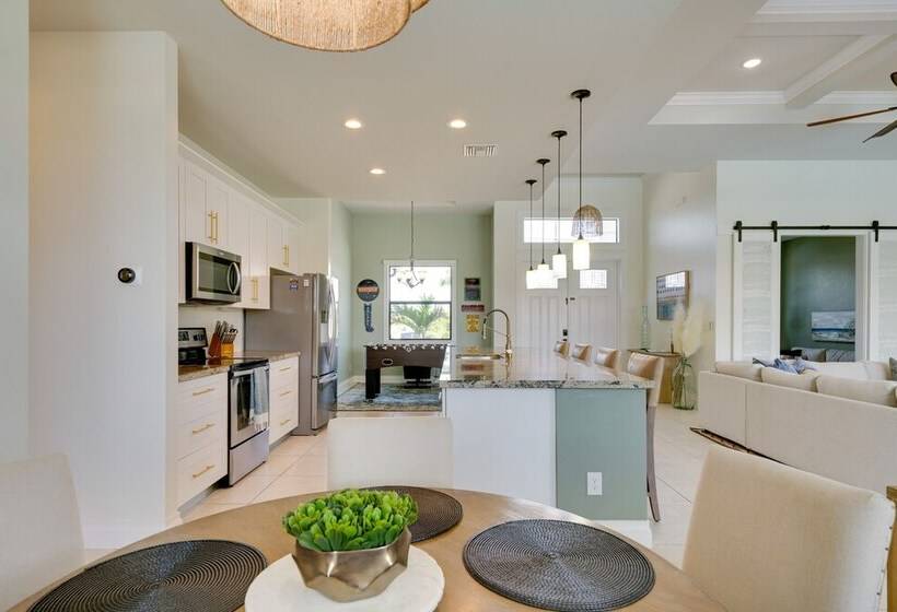 Pool & Gulf Access Canal: Chic Cape Coral Home!