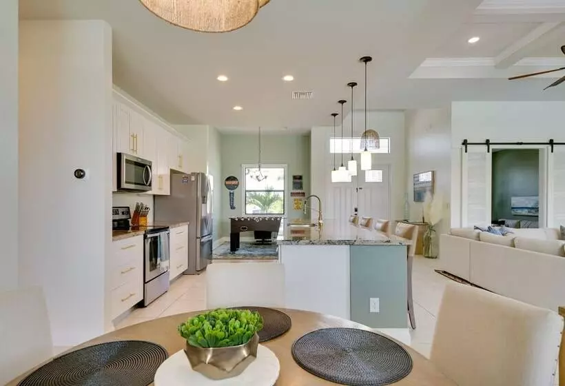 Pool & Gulf Access Canal: Chic Cape Coral Home!